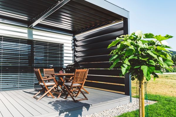 pergola pour créer un espace repas extérieur