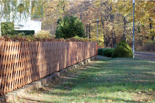 jardin bien délimité par une cloture