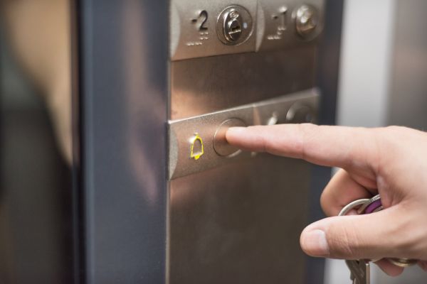 bouton d'alerte dans un ascenseur domestique