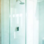 Paroi de douche propre et sans calcaire