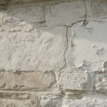 découvrez pourquoi les enduits à la chaux sont une solution plus durable et efficace que les peintures modernes pour traiter les murs humides, alliant protection naturelle et longévité.